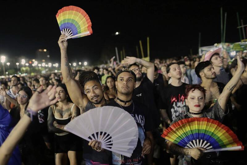 女神卡卡在巴西里約熱內盧演出，吸引數以萬計粉絲。（美聯社）