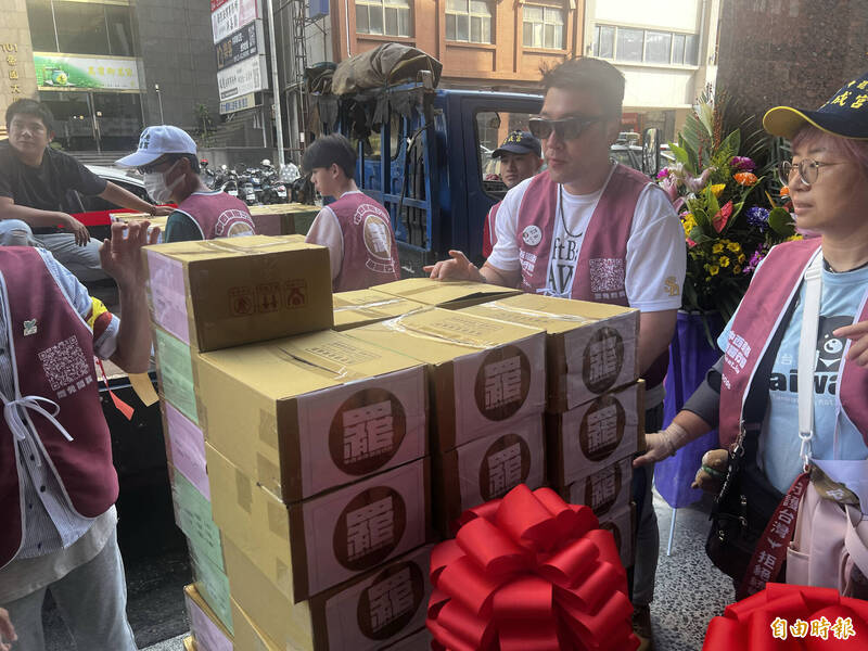 罷免台中市立委第四、五、六選區二階連署今天送件。(記者廖耀東攝) 罷免台中市立委第四、五、六選區二階連署今天送件。(記者廖耀東攝)