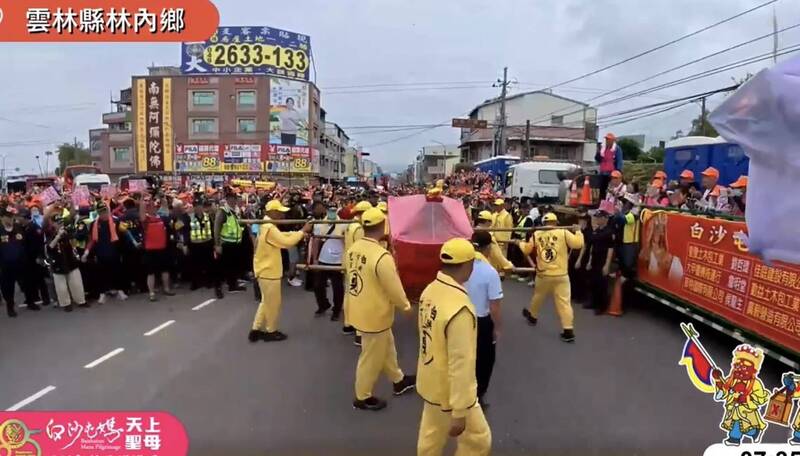 白沙屯媽祖鑾駕在台3線往市區及外環路口抉擇約10分鐘。(擷圖自拱天宮臉書直播) 白沙屯媽祖鑾駕在台3線往市區及外環路口抉擇約10分鐘。(擷圖自拱天宮臉書直播)