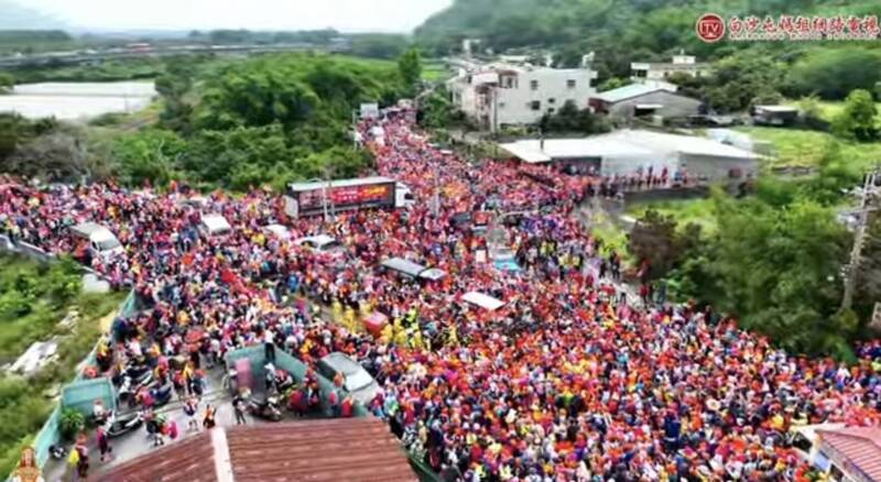 白沙屯媽祖鑾駕在台3線往彰雲大橋、南雲大橋路口抉擇約10多分鐘後往彰化二水前進,現場擠滿數萬人潮。(擷取自白沙屯媽祖媽路電視台畫面) 白沙屯媽祖鑾駕在台3線往彰雲大橋、南雲大橋路口抉擇約10多分鐘後往彰化二水前進,現場擠滿數萬人潮。(擷取自白沙屯媽祖媽路電視台畫面)