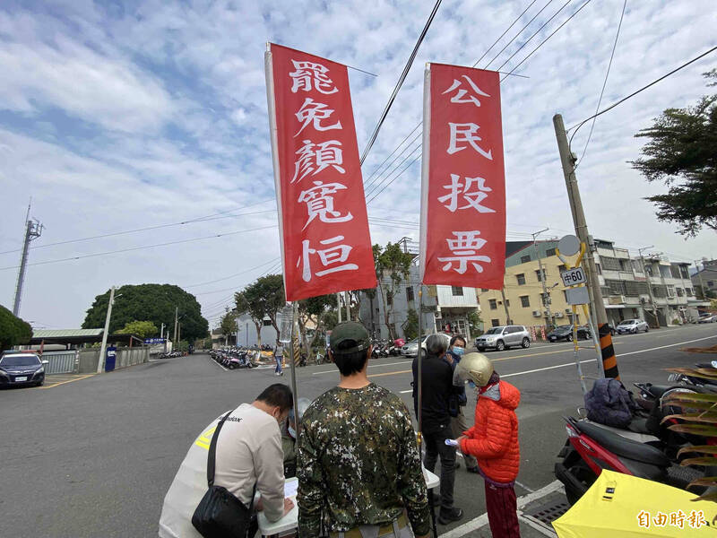 台中第二選區「解顏行動」在兩天內完成500份告急連署，完成法定二階連署30278份門檻目標。（記者黃旭磊攝）