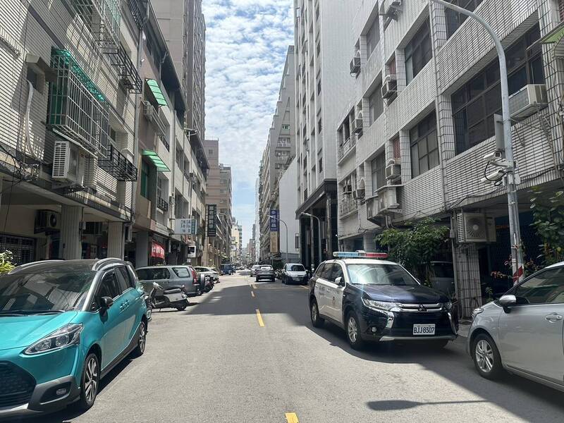 高市苓雅區光明街今早傳出墜樓死亡事件。（民眾提供）