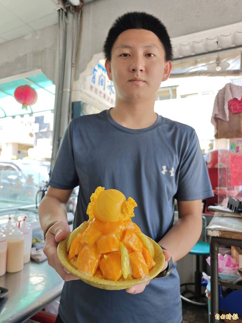 芒果嚴重減產,貨源不足,玉井老街知名冰店的鮮果芒果冰只能限量供應。(記者吳俊鋒攝) 芒果嚴重減產,貨源不足,玉井老街知名冰店的鮮果芒果冰只能限量供應。(記者吳俊鋒攝)