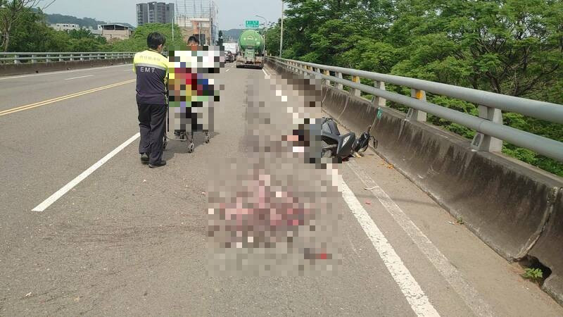 新竹縣竹東大橋南下車道上，今天早上發生槽車和機車碰撞後，機車騎士被輾爆頭部慘死的意外。（新竹縣政府消防局提供）