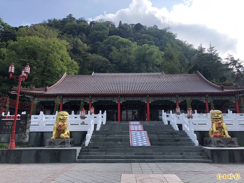 年輕人初訪梨山賓館笑稱遠看宛如一座廟。（記者歐素美攝）