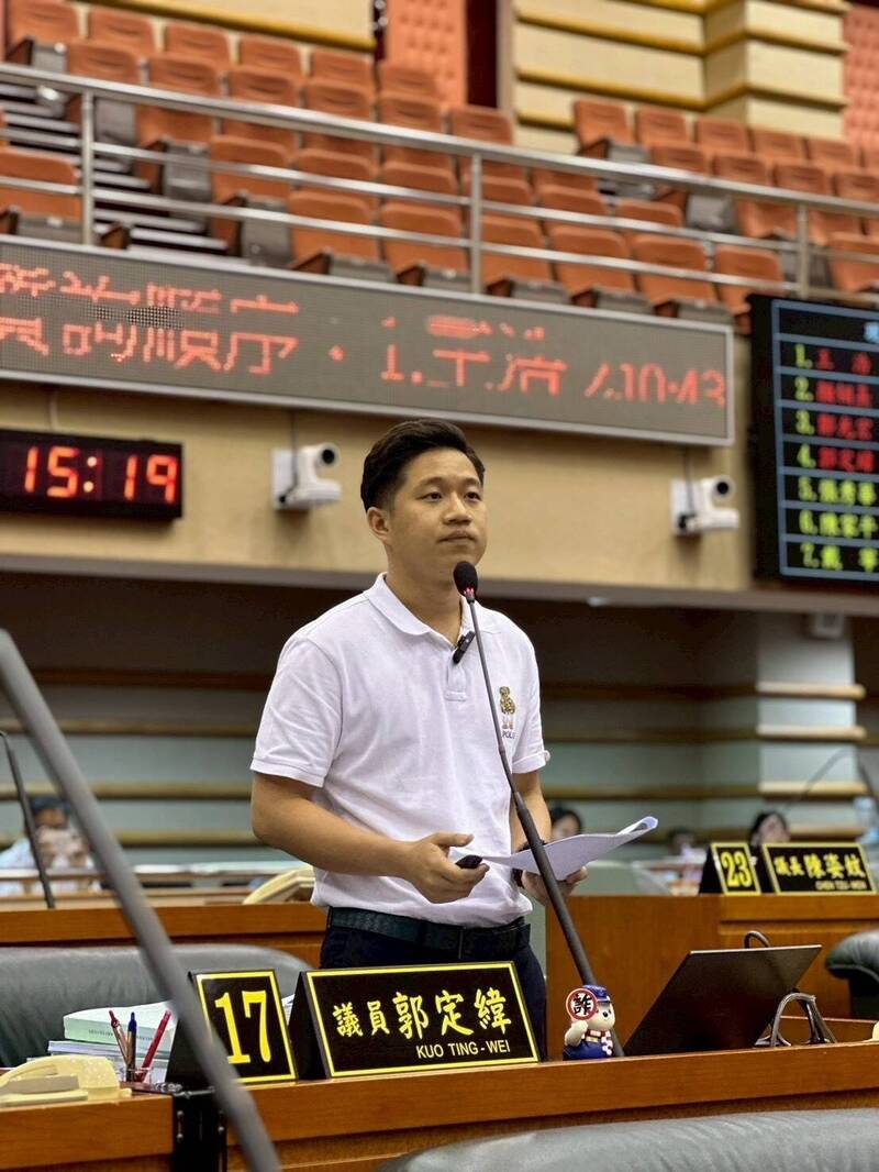 嘉義市議員郭定緯今模擬AI詐騙情境,強調新興社群平台的詐騙及AI詐騙嚴峻,警方要精進打詐作為。(圖由郭定緯提供) 嘉義市議員郭定緯今模擬AI詐騙情境,強調新興社群平台的詐騙及AI詐騙嚴峻,警方要精進打詐作為。(圖由郭定緯提供)