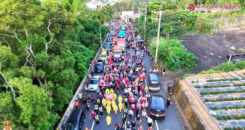 白沙屯媽祖進香回鑾首度進入南投縣，在名間鄉就急轉彎往松柏嶺受天宮方向衝。（取自「白沙屯媽祖網路電視台」）