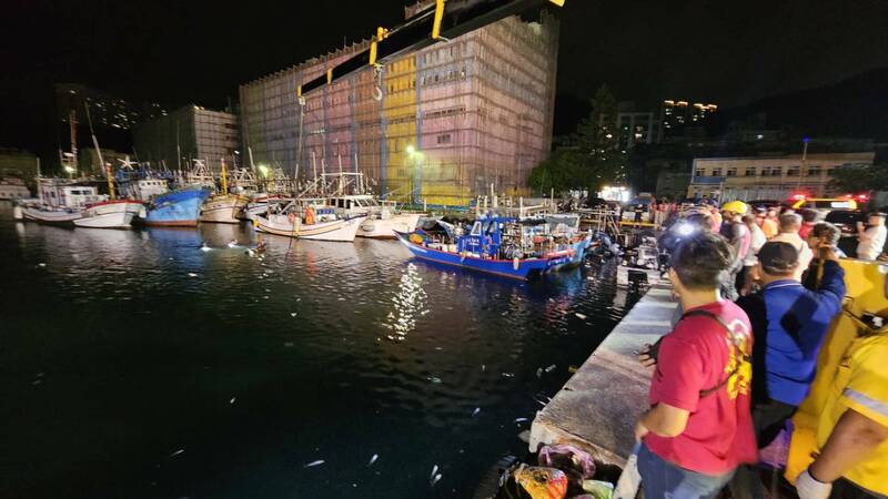 消防、海巡人員前往現場進行搶救。（民眾提供）