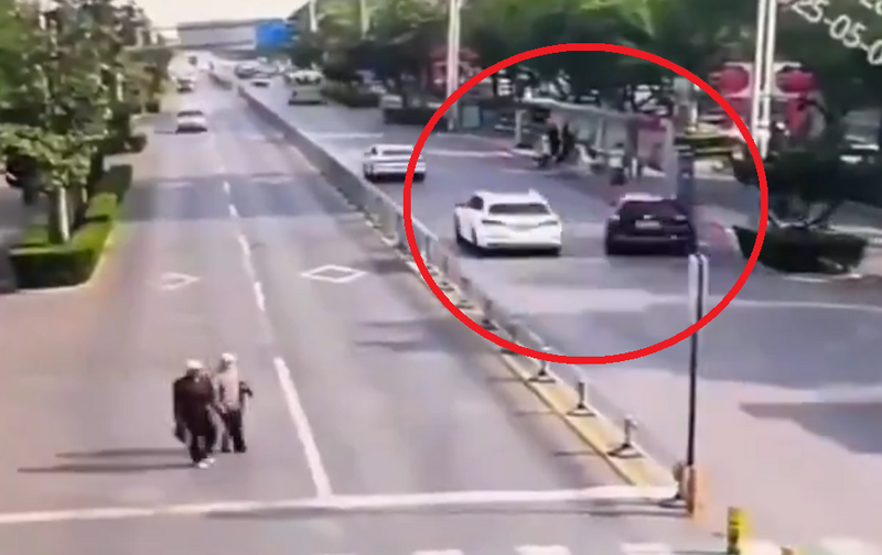 車輛撞上公車站之前，可以看到有許多民眾在等公車。（圖擷自@YesterdayBigcat「X」帳號）