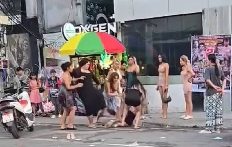 泰國普吉島跨性別女當街「狂甩巴掌+扯髮拖地」 暴力圍毆嚇壞路人
