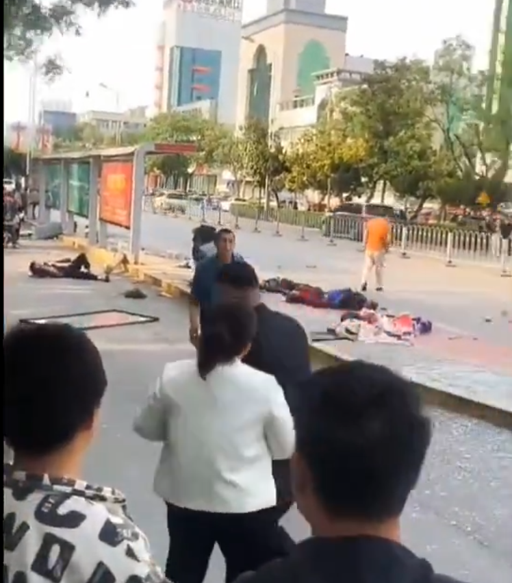 中國山東省滕州市善國路，4日傳出有車輛撞擊路邊公車站民眾，疑似造成7死。圖為事故現場的死傷者倒地不起。（圖擷自@YesterdayBigcat「X」帳號）