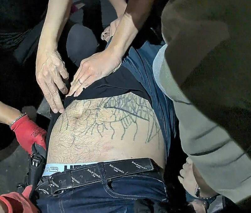 大批員警壓制陳修將,發現他的手槍就插在腰間,手槍內還有10發子彈,所幸他來不及拔槍火拚,讓警方冒冷汗。 (警方提供) 大批員警壓制陳修將,發現他的手槍就插在腰間,手槍內還有10發子彈,所幸他來不及拔槍火拚,讓警方冒冷汗。 (警方提供)