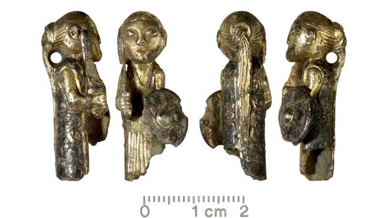 圖為丹麥出土的維京時代「哈爾比女武神」鍍金銀像（高約3.4公分）的四種視角。（圖：歐登塞博物館 Museum Odense）