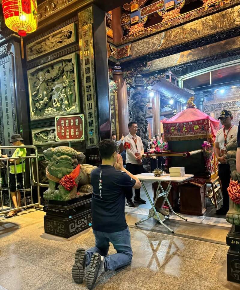 白沙屯媽祖「粉紅超跑」鑾轎駐駕松柏嶺受天宮,廟方未關廟門供民眾膜拜。(陳姓民眾提供) 白沙屯媽祖「粉紅超跑」鑾轎駐駕松柏嶺受天宮,廟方未關廟門供民眾膜拜。(陳姓民眾提供)