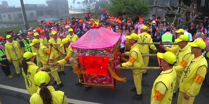 白沙屯媽祖「粉紅超跑」鑾轎,7日上午沿139乙線前行,在行經赤水三叉路口時從150線左轉進入彰化田中。(截取自白沙屯媽祖網路直播電視台) 白沙屯媽祖「粉紅超跑」鑾轎,7日上午沿139乙線前行,在行經赤水三叉路口時從150線左轉進入彰化田中。(截取自白沙屯媽祖網路直播電視台)