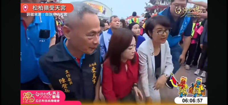 南投縣長許淑華、立委馬文君在隊伍最前面，立委游顥從後方移動至最前面。（圖擷自白沙屯媽祖網路電視台）