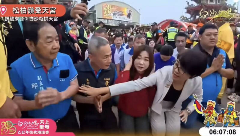 許淑華縣長協助請跪在最外面的人到後方。(圖擷自白沙屯媽祖網路電視台)