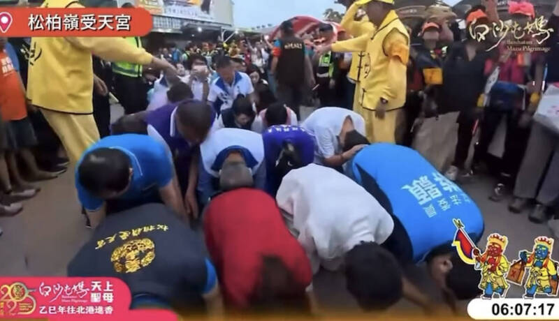 眾人虔誠跪著鑽轎底。（圖擷自白沙屯媽祖網路電視台）