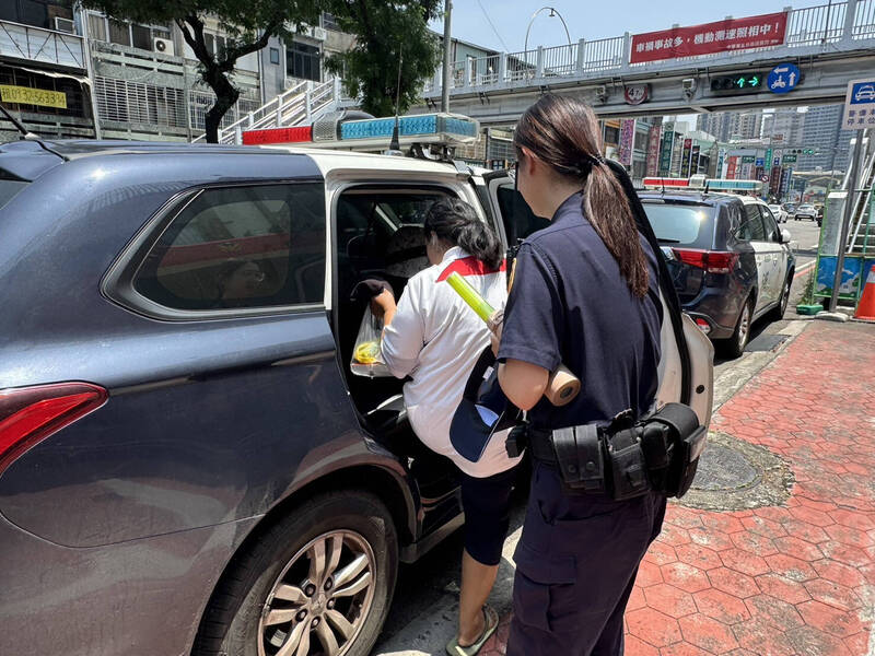 員警以警車將阿曼送回雇主家。（圖由警方提供）