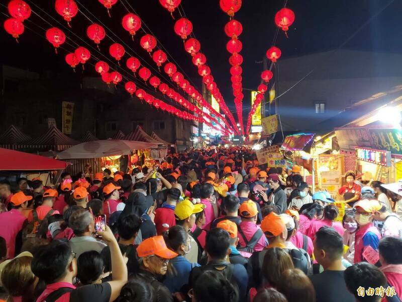 白沙屯媽祖進香回鑾信眾簇擁，竹南警方將交管。圖為今年媽祖婆鑾轎出發時追隨媽祖婆鑾轎人潮。（資料照）