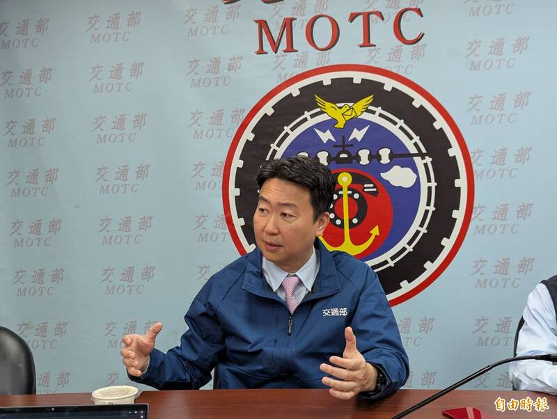 交通部長陳世凱今天道歉說,交通部提供給卓榮泰的資料過於簡化,導致院長回復錯誤。(記者吳亮儀攝) 交通部長陳世凱今天道歉說,交通部提供給卓榮泰的資料過於簡化,導致院長回復錯誤。(記者吳亮儀攝)