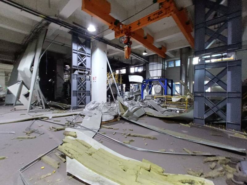柳營科工區1家生產環保再生材料工廠今天傍晚火警，初判為容器管線壓力宣洩不及，發生氣爆。（警消提供）