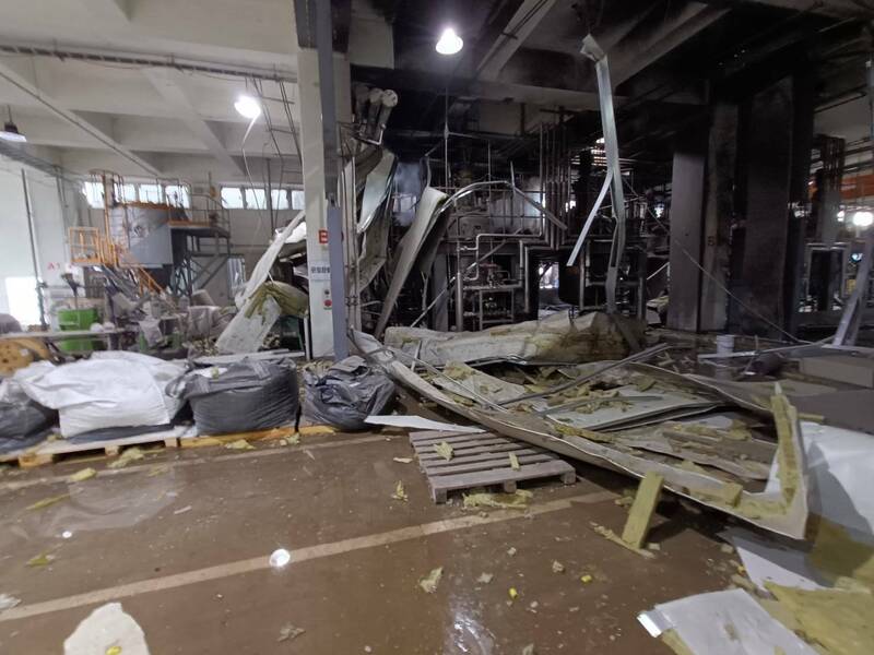柳營科工區1家生產環保再生材料工廠今天傍晚火警，初判為容器管線壓力宣洩不及，發生氣爆。（警消提供）