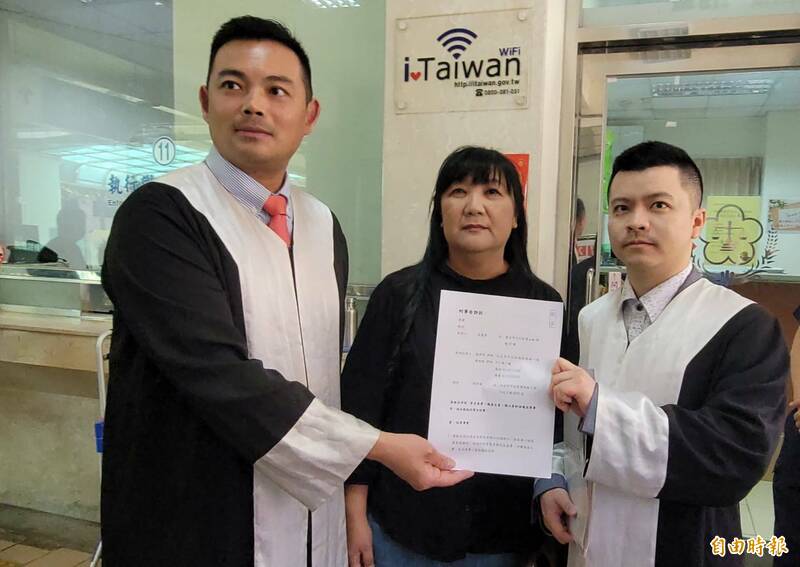 立委伍麗華(中)會同律師到地檢署申告,指提議罷免她的連署書問題重重。(記者葉永騫攝) 立委伍麗華(中)會同律師到地檢署申告,指提議罷免她的連署書問題重重。(記者葉永騫攝)