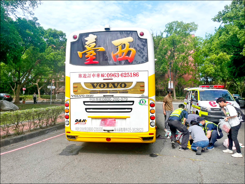 女大生走在校內人行道 校車輾過命危 女大生走在校內人行道 校車輾過命危