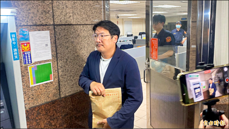 檢方五日搜索前基隆市民政處長張淵翔住處，發現張交保後涉與未曝光、對張有實質影響力的共犯及被告碰面，認定張違反交保規定，再次聲押禁見獲准。（記者林嘉東攝）