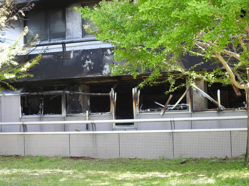 日本埼玉縣白岡市政府大樓6日發生火災，1樓窗戶被燒得焦黑及變形。（擷取自白岡市議員關田昌男/X）