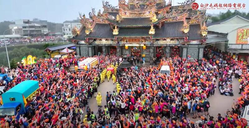 白沙屯媽祖進香200年來首度踏入南投縣境,6日晚間駐駕名間鄉松柏嶺受天宮,7日清晨起駕,在成千上萬信眾簇擁下繼續回鑾行程。(截取自白沙屯媽祖網路直播電視台) 白沙屯媽祖進香200年來首度踏入南投縣境,6日晚間駐駕名間鄉松柏嶺受天宮,7日清晨起駕,在成千上萬信眾簇擁下繼續回鑾行程。(截取自白沙屯媽祖網路直播電視台)