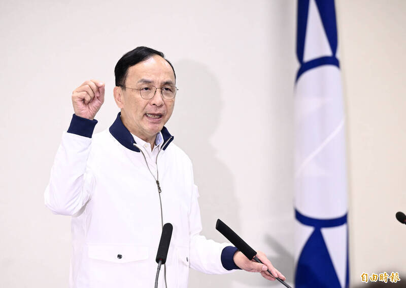 國民黨黨主席朱立倫中在常會致詞時以希特勒為例，再次痛批總統賴清德獨裁作為。（記者羅沛德攝）