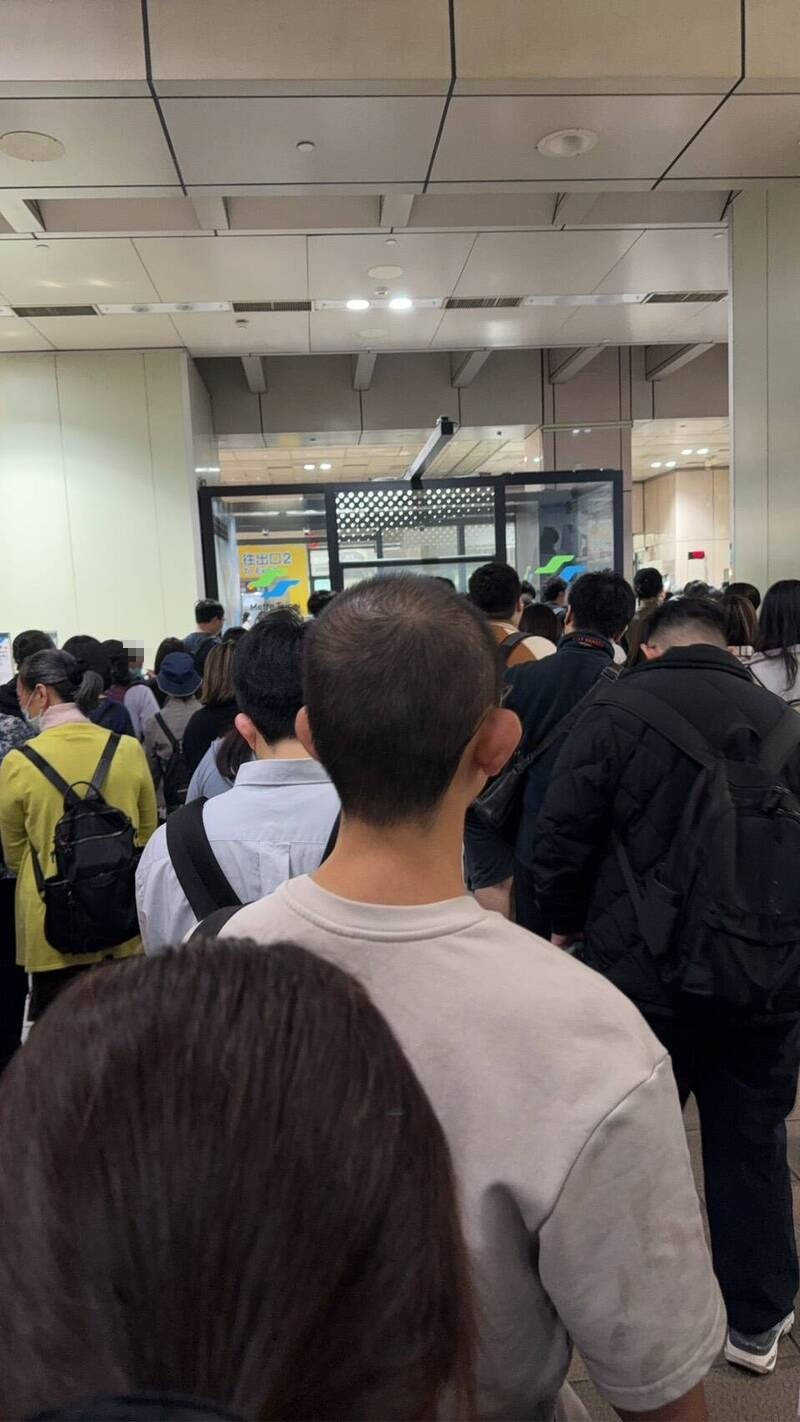 忠孝復興捷運站管制電扶梯,原本出入動線受阻,人潮擠爆。(即時新聞攝) 忠孝復興捷運站管制電扶梯,原本出入動線受阻,人潮擠爆。(即時新聞攝)