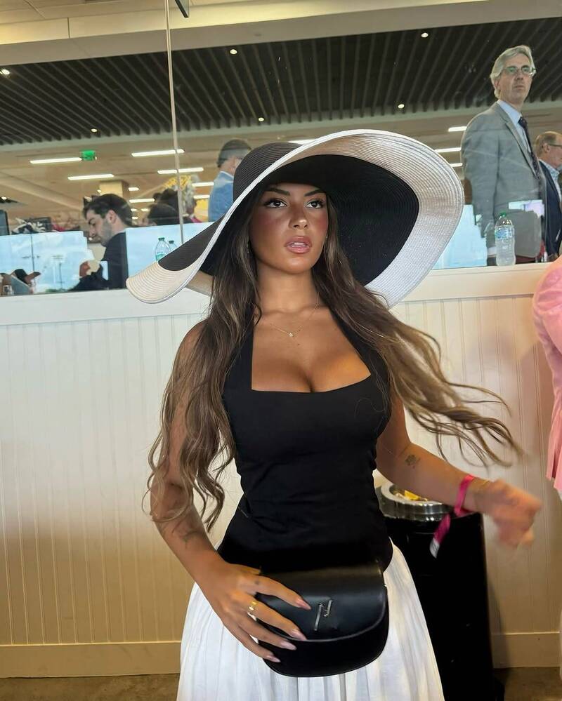 快要彈出來！爆乳網紅出席美國賽馬大會 穿著引爭議