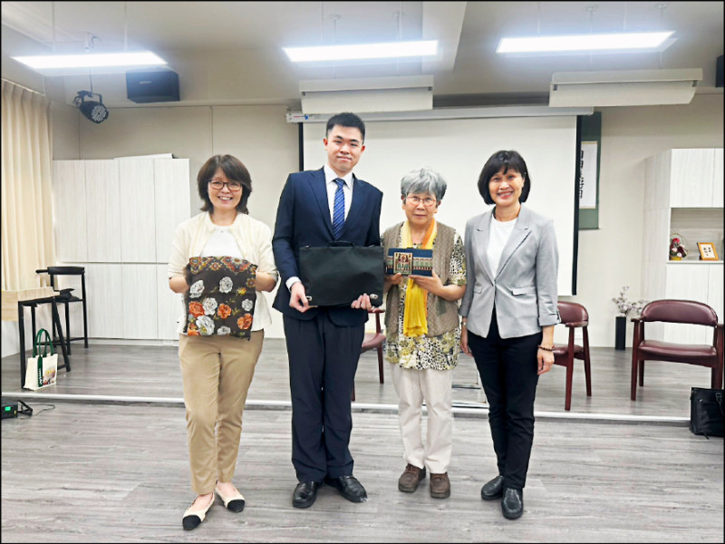 城市科大校長馮美瑜（右起）、伊東優里、城市科大應外系校友蕭博允、城市科大應外系主任陳乃慈，透過一張名片串起台日情。（城市科大提供）