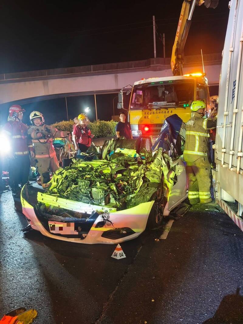 中山高台南仁德路段發生是4大車、1小車連環撞的事故，消防隊全力搶救。（民眾提供）