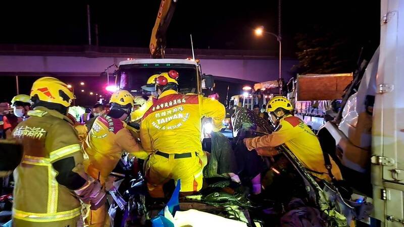 中山高台南仁德路段發生是4大車、1小車連環撞的事故，消防隊全力搶救。（民眾提供）