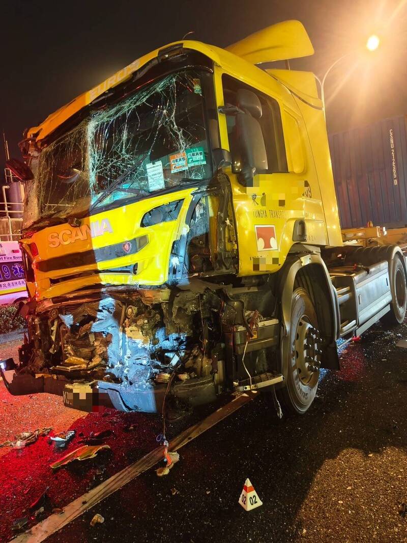 中山高台南仁德路段發生是4大車、1小車連環撞的事故，消防隊全力搶救。（民眾提供）