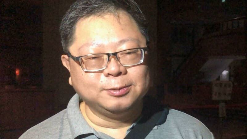 國民黨基隆市黨部前副書記長韓吉元今天清晨獲交保後步出地檢署喊冤,堅稱他沒有錯,所以真的沒辦法承認,對於檢方一連串搜索感覺國民黨被「抄家滅族」。 (記者林嘉東翻攝) 國民黨基隆市黨部前副書記長韓吉元今天清晨獲交保後步出地檢署喊冤,堅稱他沒有錯,所以真的沒辦法承認,對於檢方一連串搜索感覺國民黨被「抄家滅族」。 (記者林嘉東翻攝)