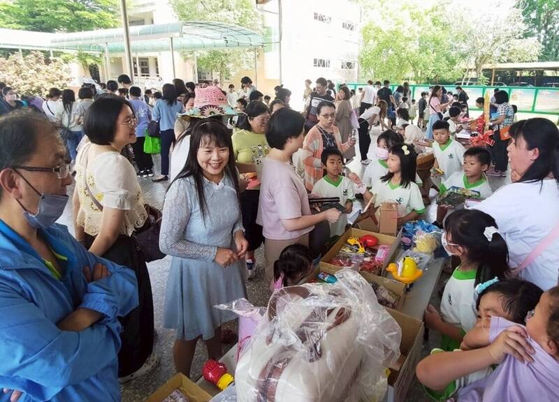 嘉縣三興國小慶母親節 跳蚤市場盈餘捐贈弱勢團體