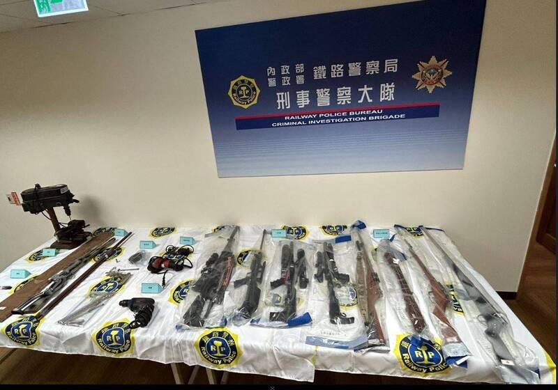 鐵警局破獲地下兵工廠,起獲改造長槍8把和各類工具。(記者劉慶侯翻攝) 鐵警局破獲地下兵工廠,起獲改造長槍8把和各類工具。(記者劉慶侯翻攝)