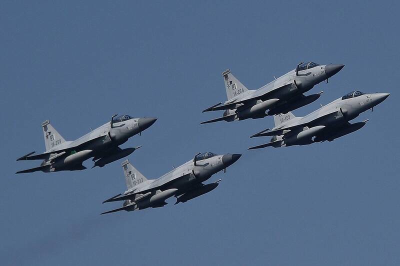 巴國消息人士指稱，雙方空戰時均未離開自身領空，交戰距離有時超過160公里。圖為巴基斯坦空軍「梟龍」戰機。（法新社）