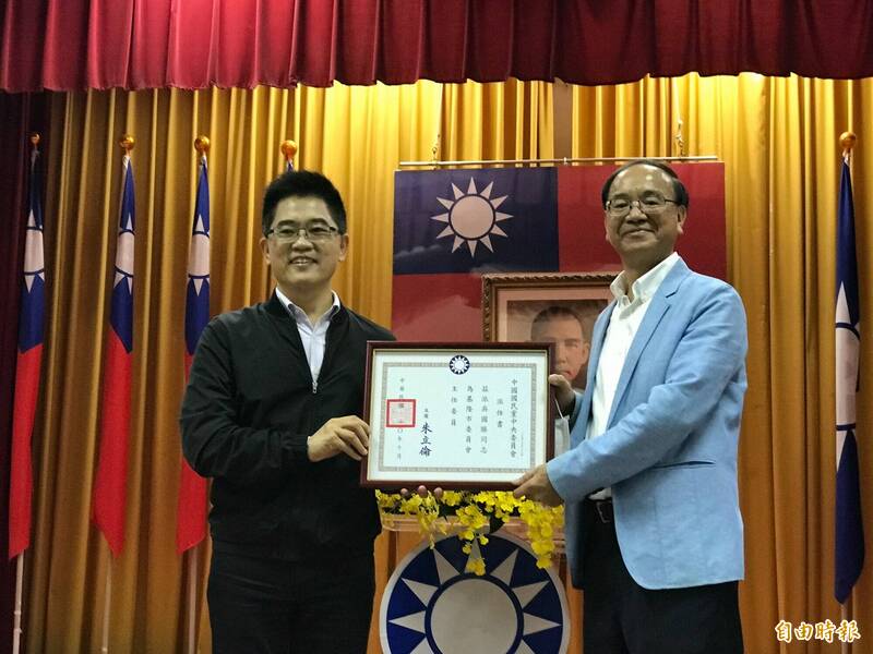 國民黨基隆市黨部主委吳國勝(右)被檢方聲押;左為國民黨秘書長黃健庭。(資料照,記者盧賢秀攝) 國民黨基隆市黨部主委吳國勝(右)被檢方聲押;左為國民黨秘書長黃健庭。(資料照,記者盧賢秀攝)