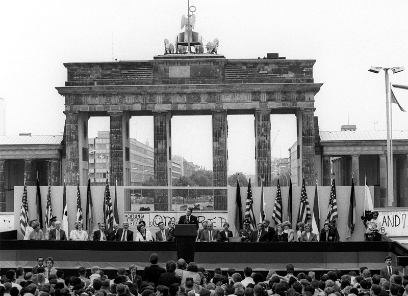 1987年6月12日，時任美國總統雷根（Ronald Reagan）曾在布蘭登堡門前發表著名演說。（資料照，歐新社）