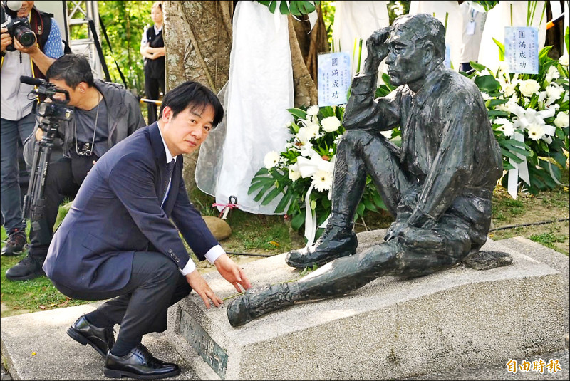 八田與一技師逝世83週年追思紀念會昨天在烏山頭水庫舉行,總統賴清德獻花追思。(記者楊金城攝) 八田與一技師逝世83週年追思紀念會昨天在烏山頭水庫舉行,總統賴清德獻花追思。(記者楊金城攝)