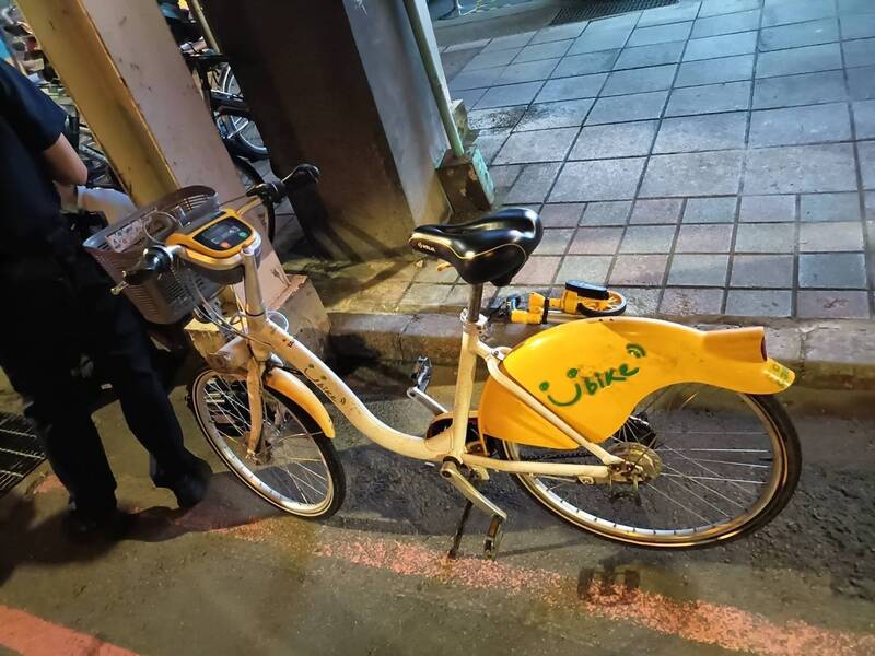 林姓莽男騎YouBike鬼切進車道，撞上另名林男騎乘、直行機車。（記者吳仁捷翻攝）