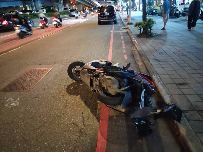 機車騎士林男頭部重創，送醫不治。（記者吳仁捷翻攝）