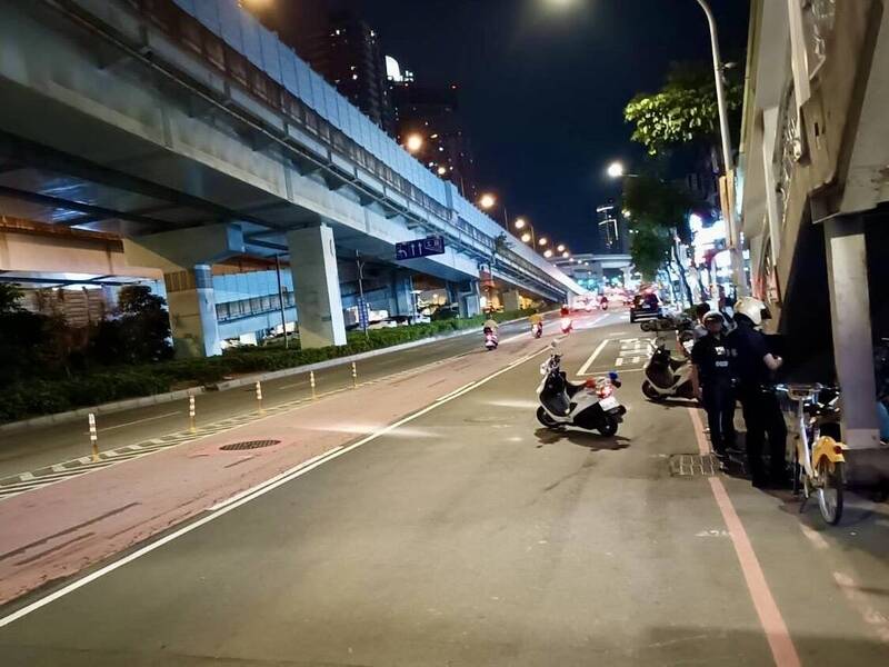 新北市板橋區民生路三段昨晚8點發生死亡車禍。（記者吳仁捷翻攝）