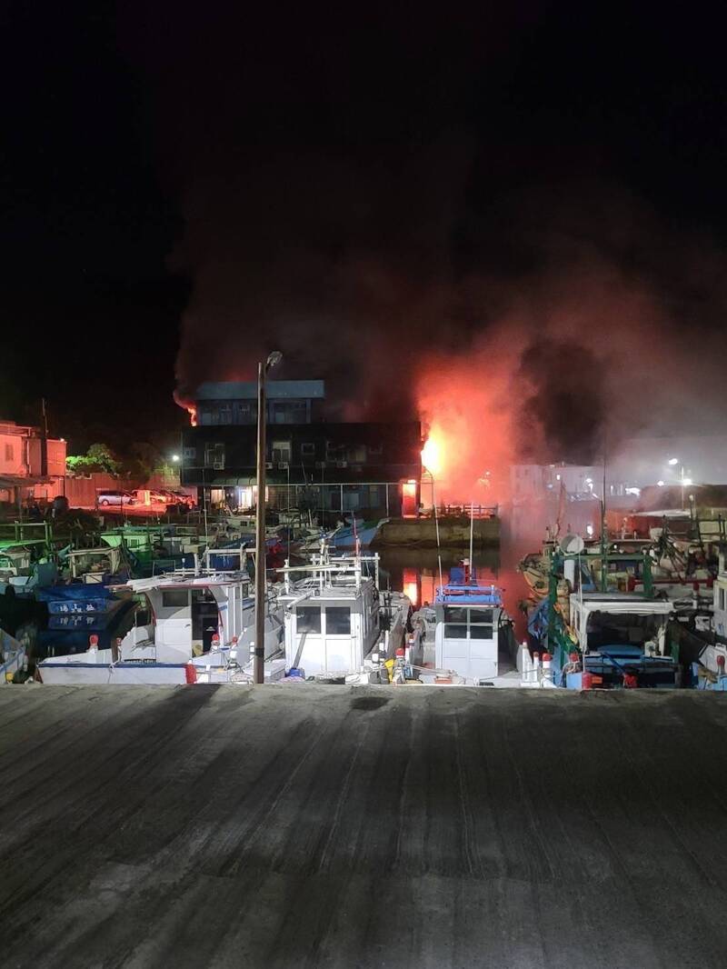 綠島鄉南寮漁港旁的一棟民宿今天凌晨發生大火，火光照亮整個港區。（民眾提供）